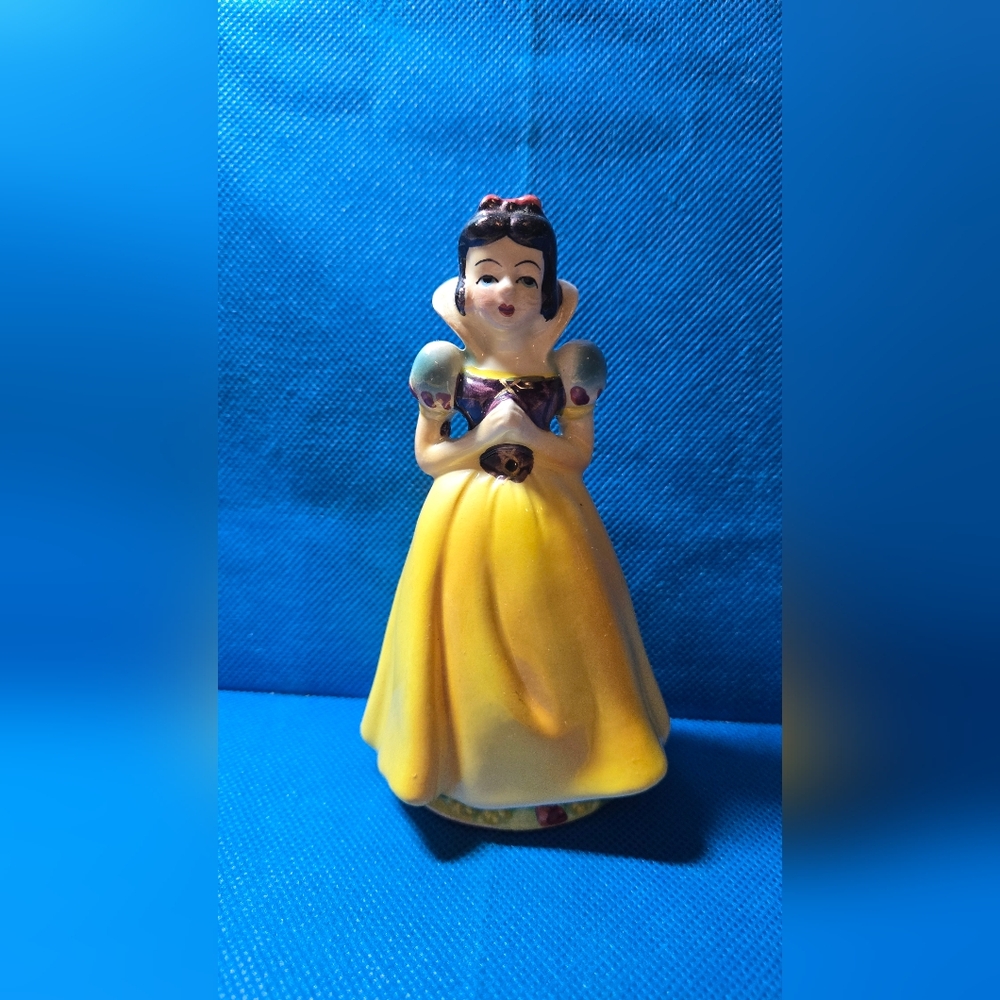 1960 Porcelain Snow White TB58
